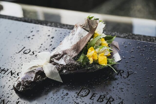 5 Phasen der Traue: Blumen bei einer Gedenkfeier